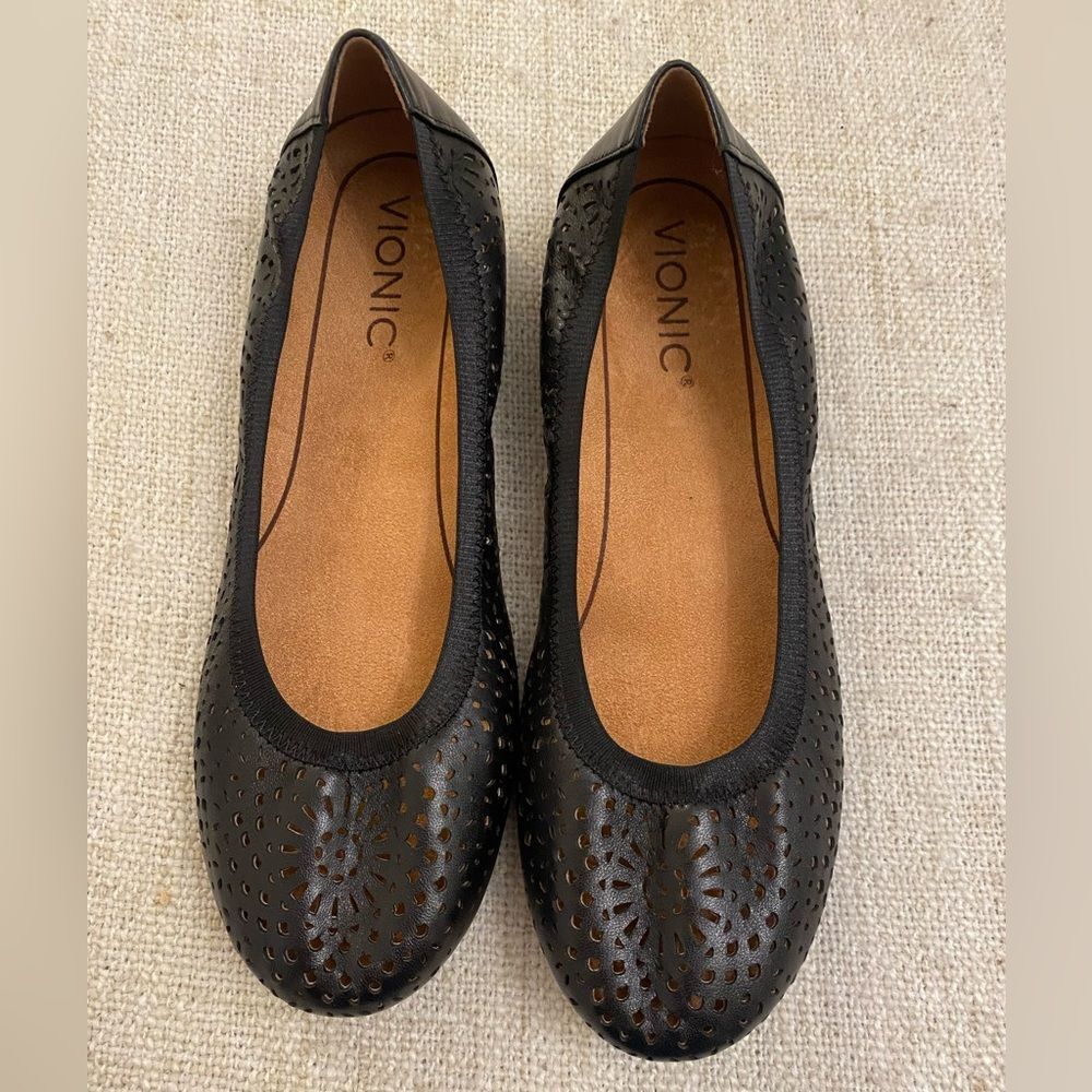 Vionic Spark Robyn Perf NPA Flat  Blacks Shoes Size 6.5. New